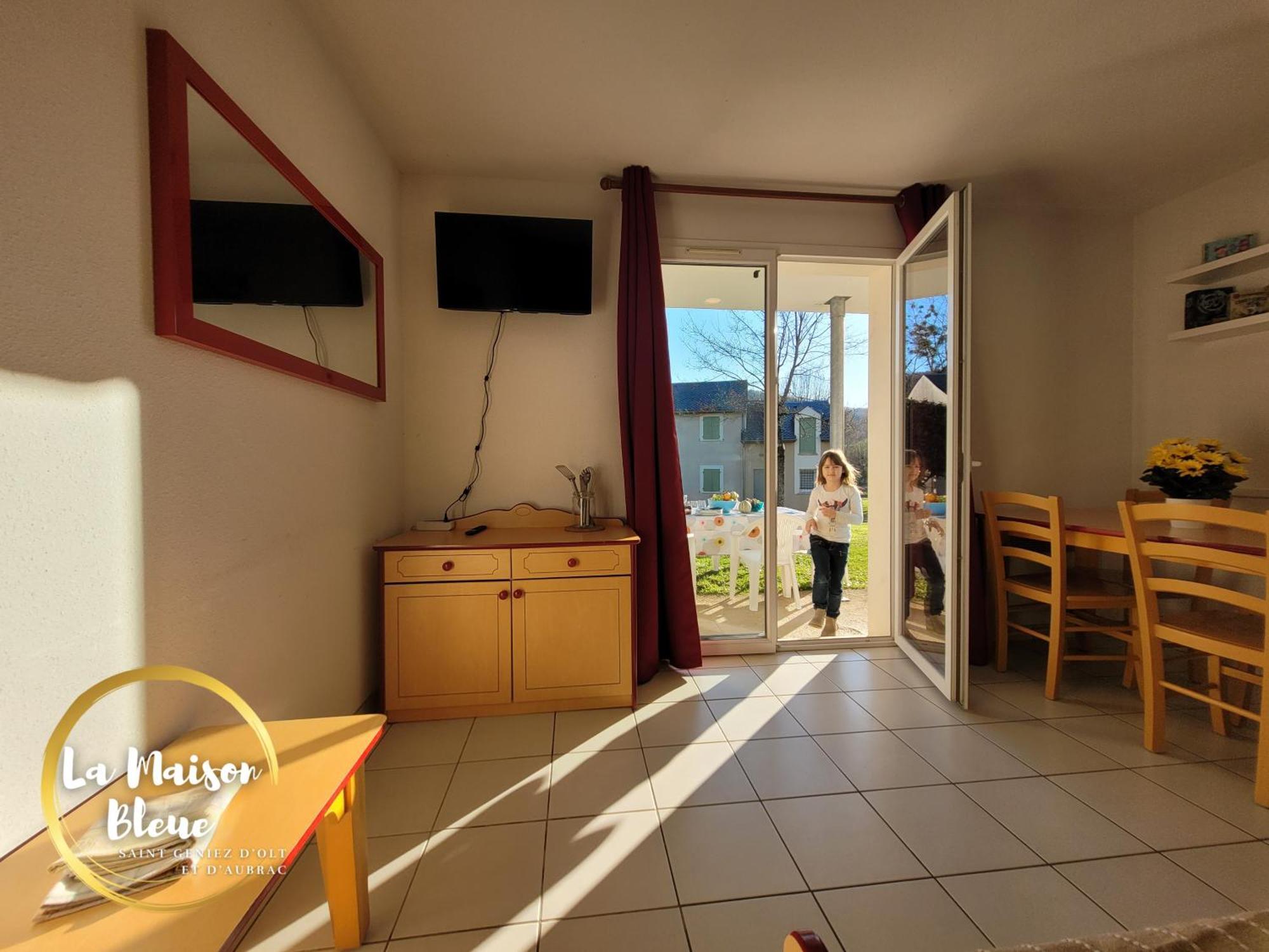 La Maison Bleue, Village Vacances, Piscine, Parking Saint-Geniez-dʼOlt Exteriör bild