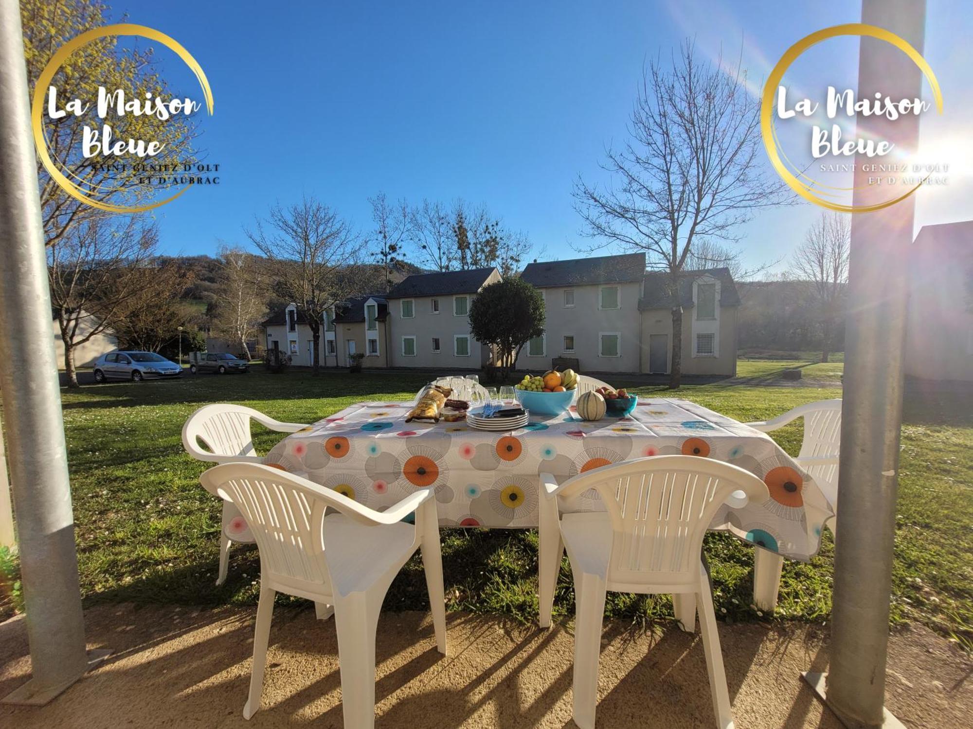 La Maison Bleue, Village Vacances, Piscine, Parking Saint-Geniez-dʼOlt Exteriör bild