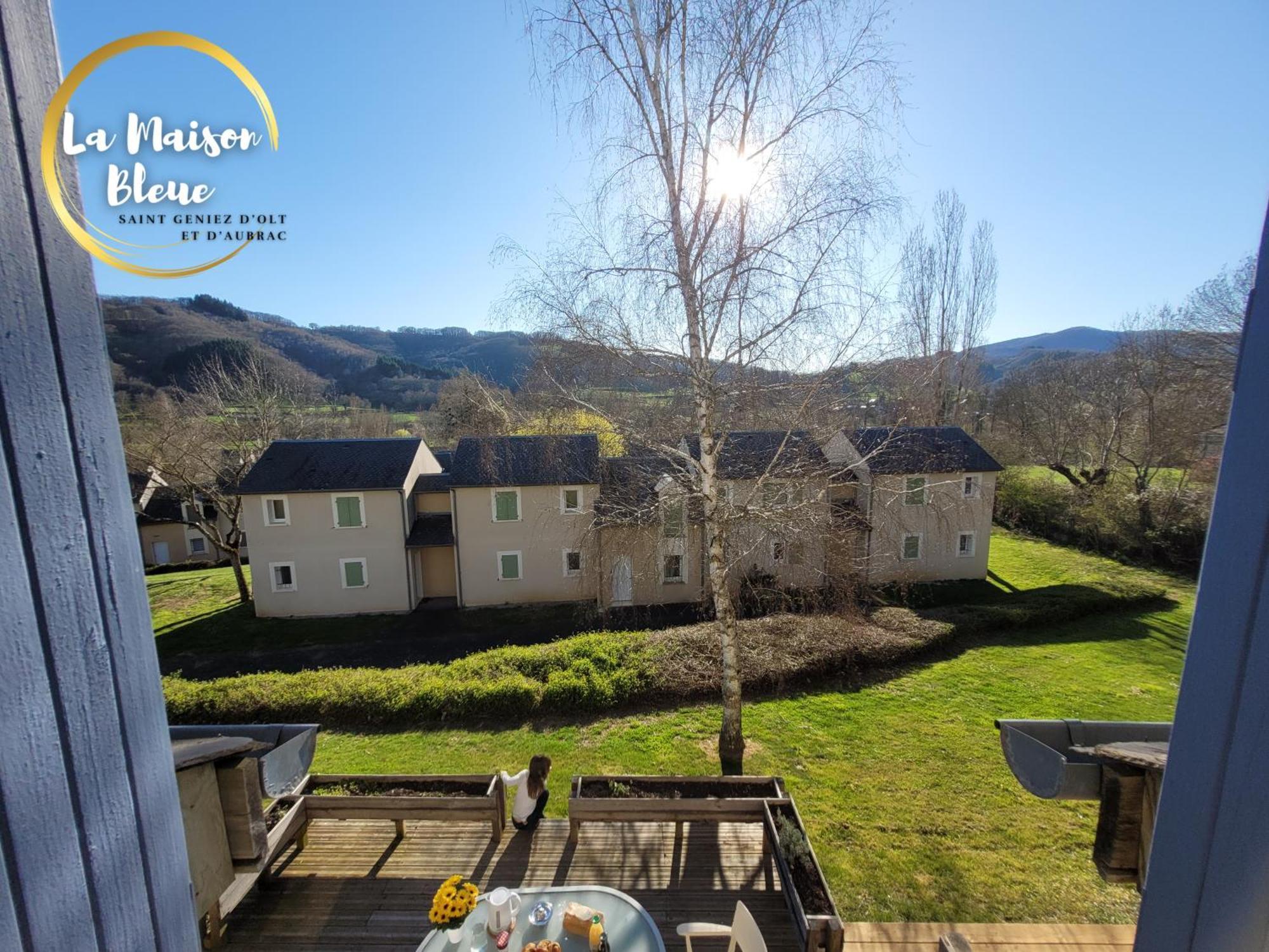 La Maison Bleue, Village Vacances, Piscine, Parking Saint-Geniez-dʼOlt Exteriör bild