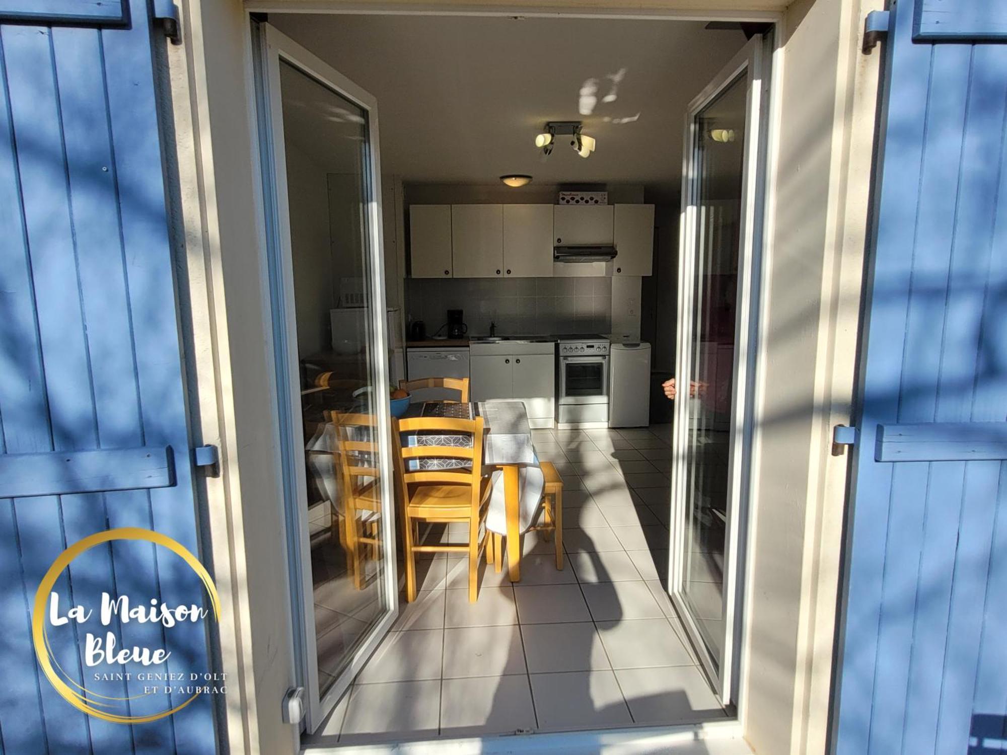 La Maison Bleue, Village Vacances, Piscine, Parking Saint-Geniez-dʼOlt Exteriör bild