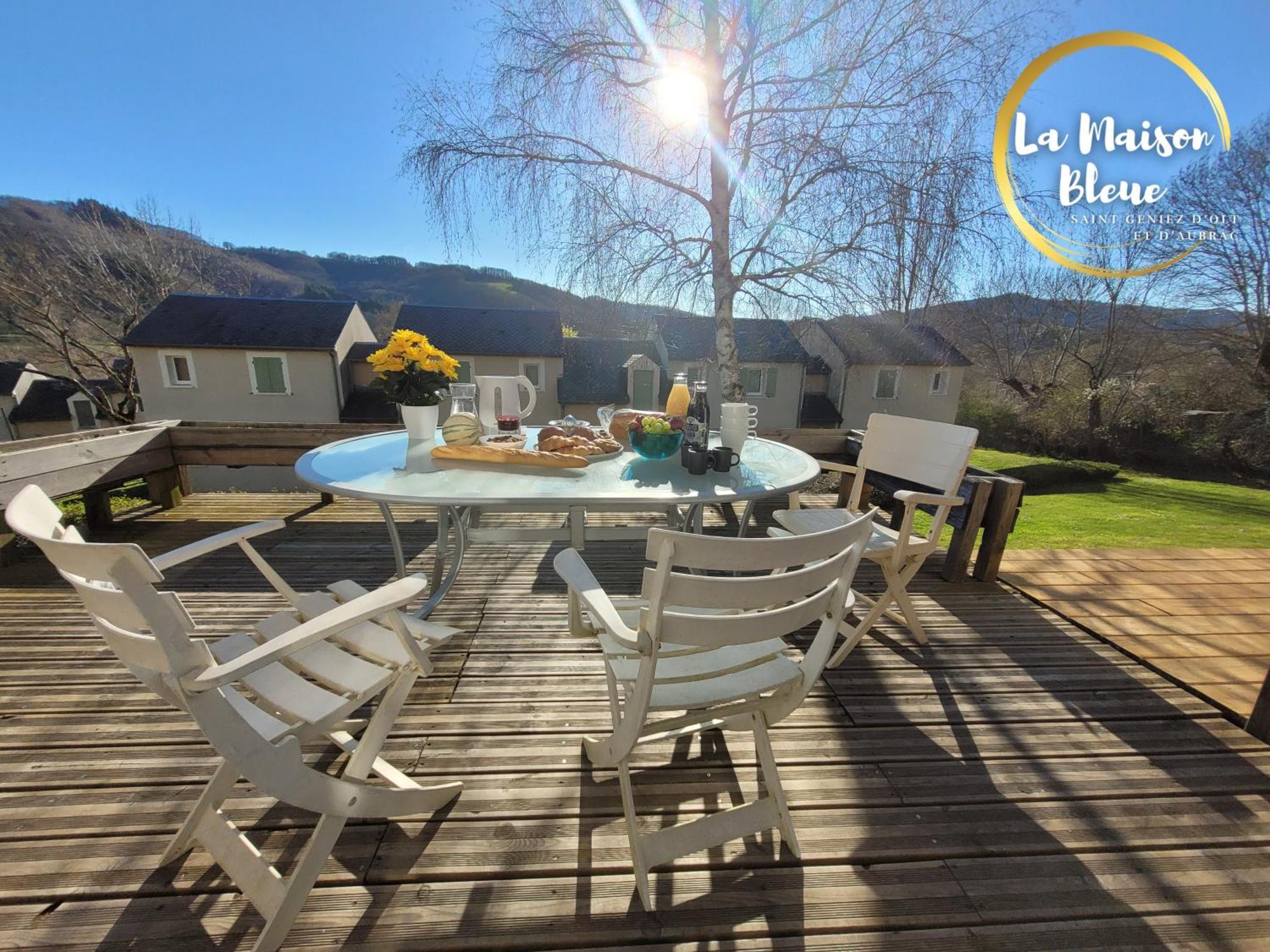 La Maison Bleue, Village Vacances, Piscine, Parking Saint-Geniez-dʼOlt Exteriör bild